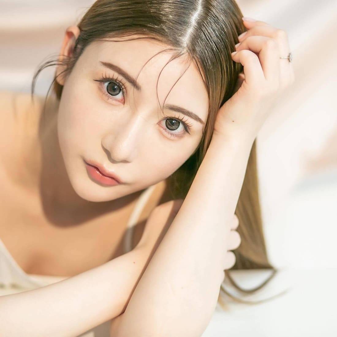 こちらを見つめる女性