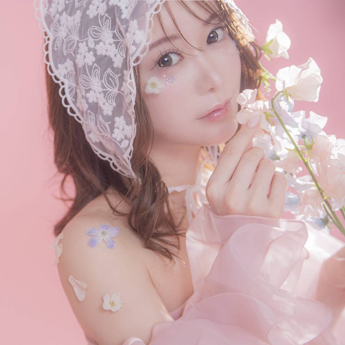 頭に飾りを付けたこちらを見つめる女性