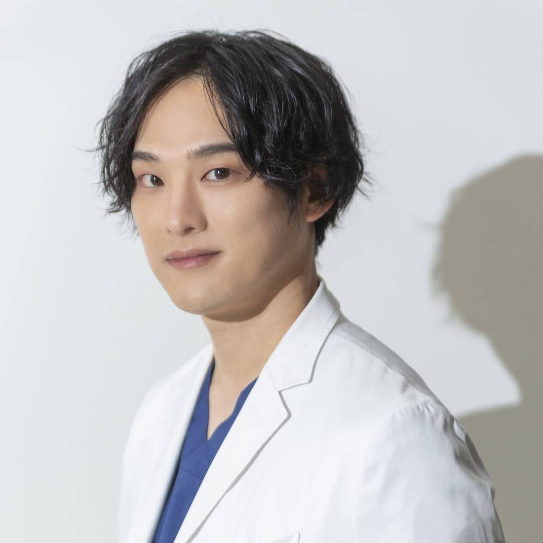 斜めからこちらを見つめる男性