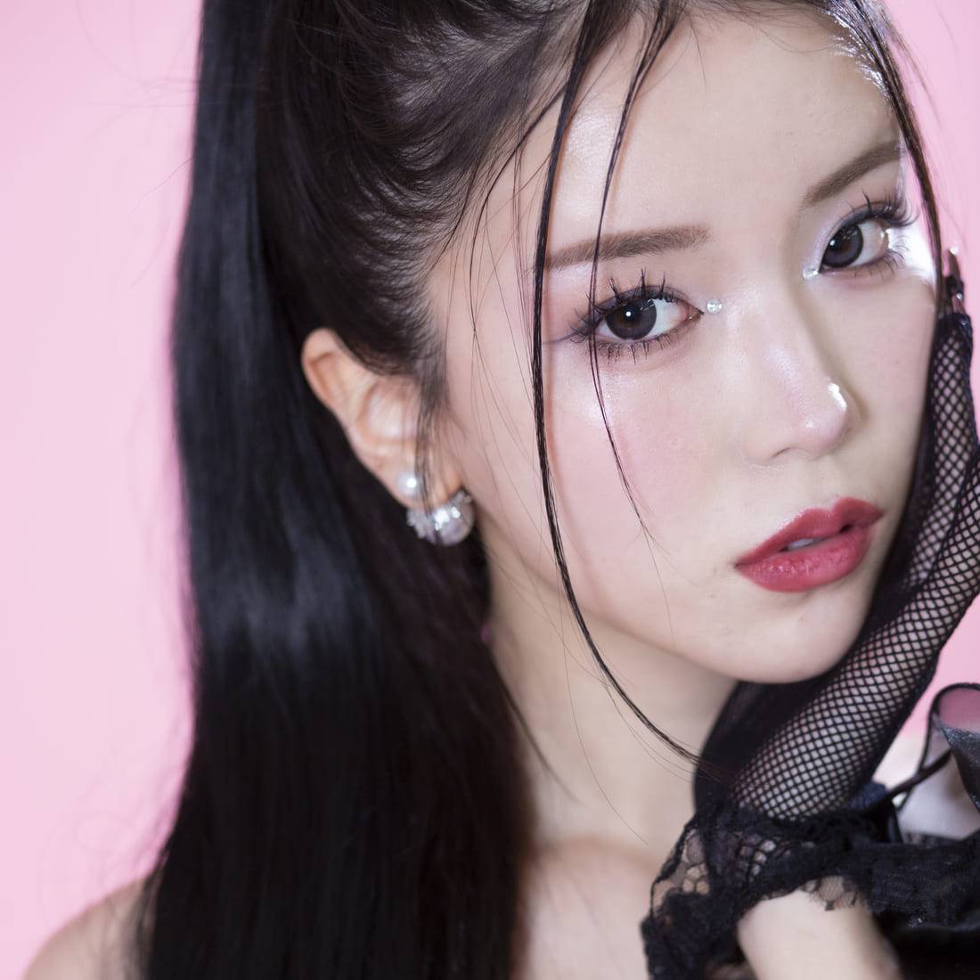 頬に手を当てこちらを見つめる女性