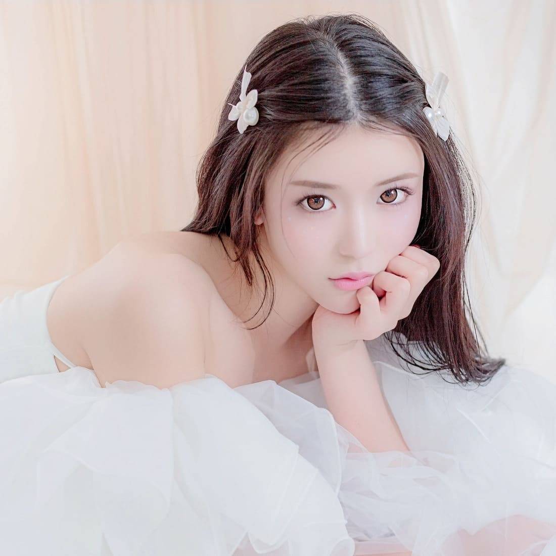 髪留めをしたこちらを見つめる女性