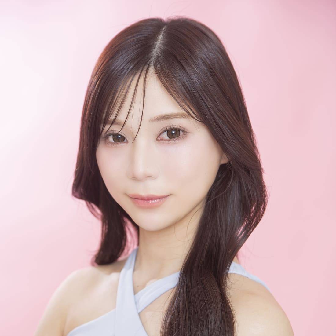 こちらを斜めから見つめる女性