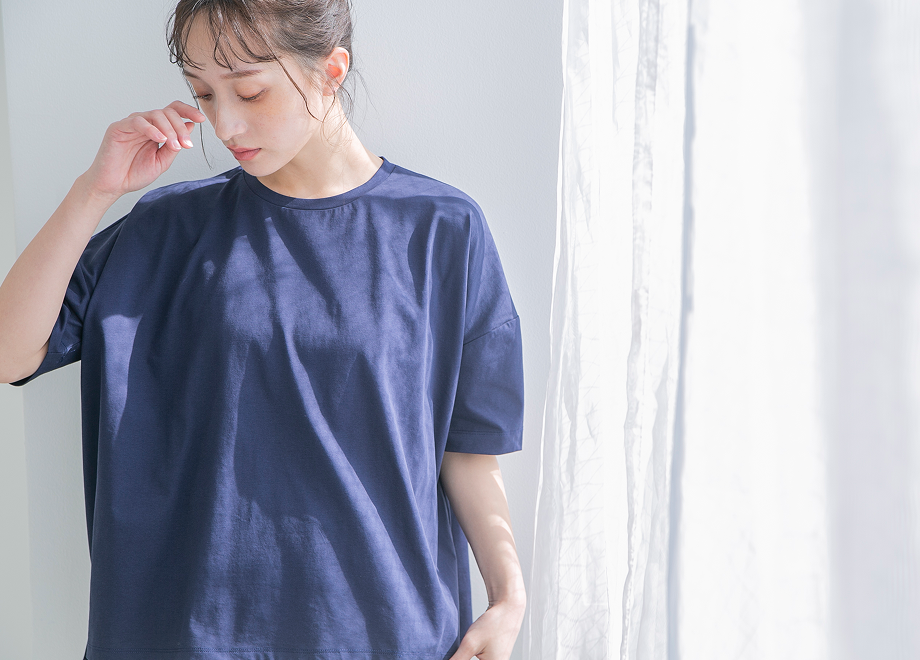 青い服の女性