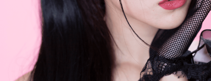 女性の口元